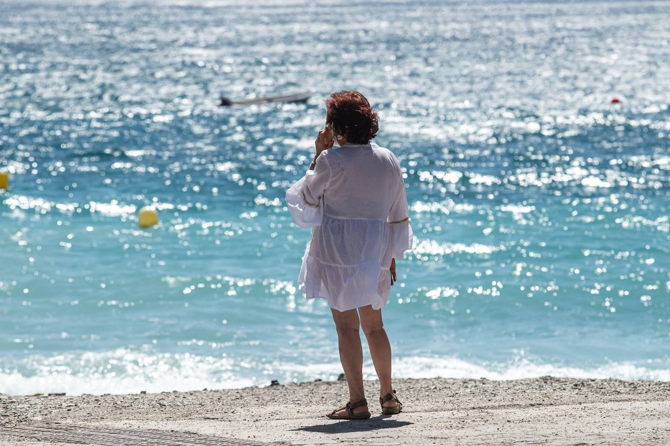 Olas y viento en las pocas playas aptas para el baño este sábado
