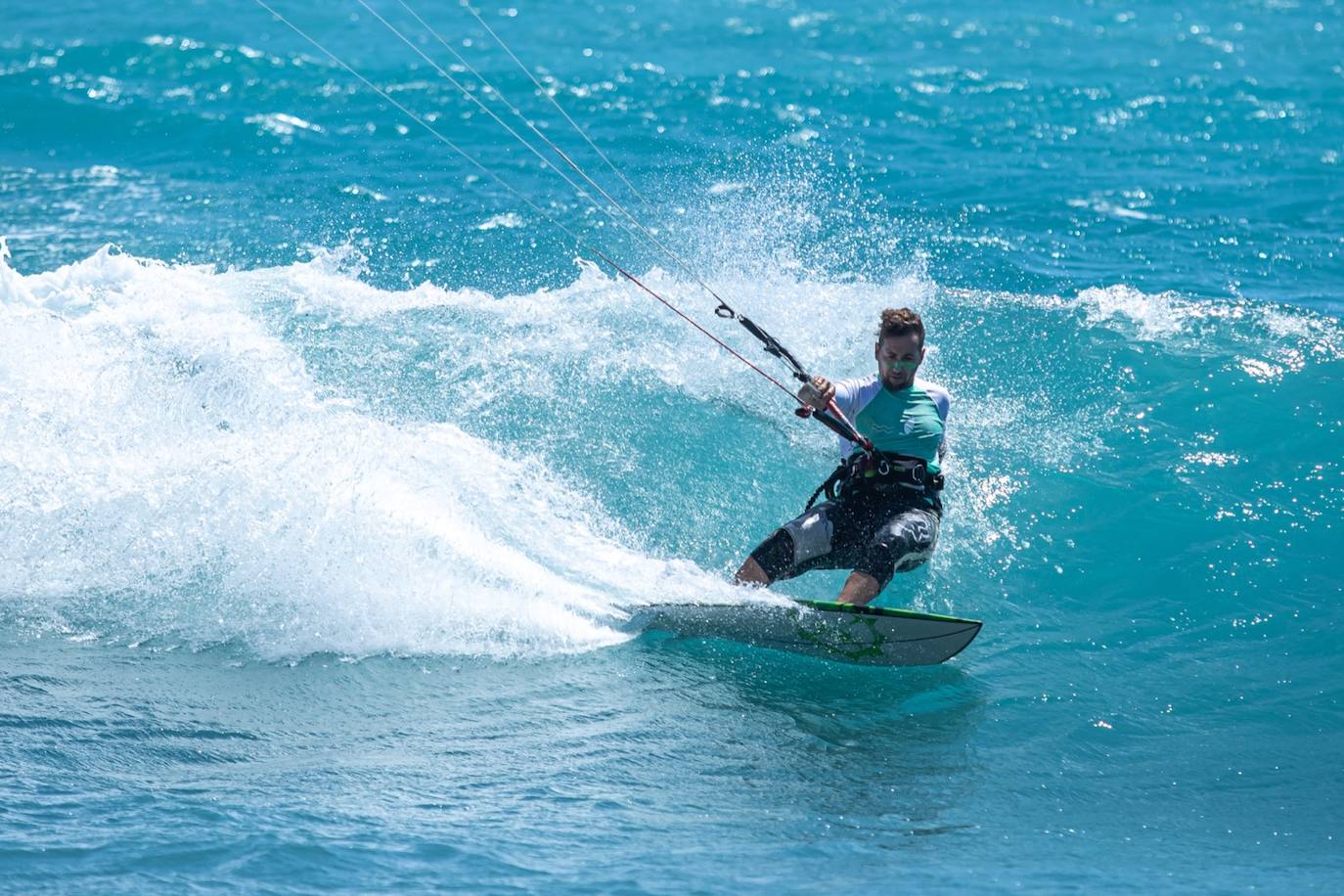 Olas y viento en las pocas playas aptas para el baño este sábado