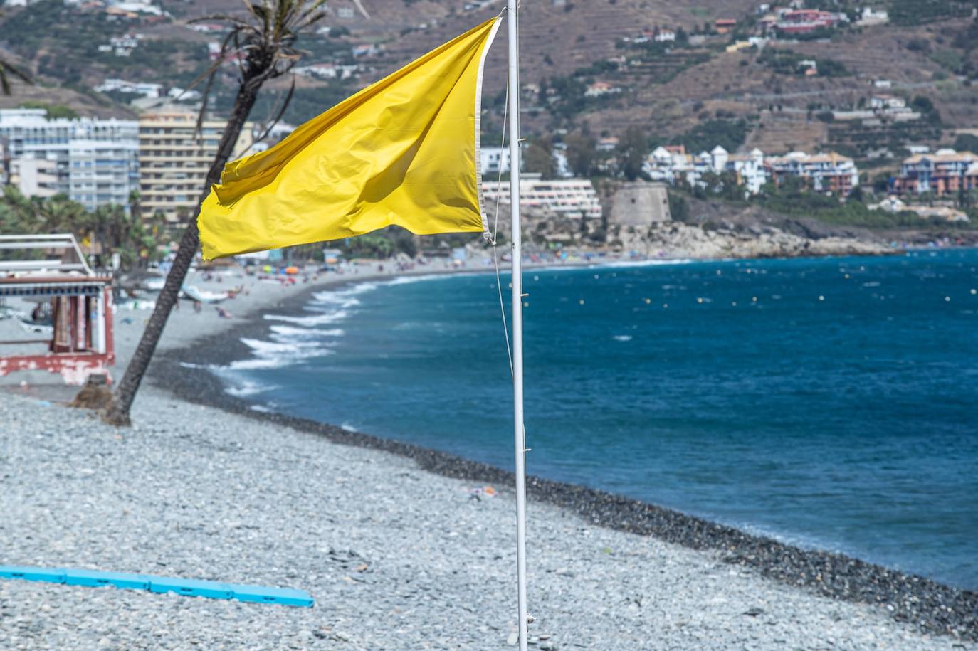 Olas y viento en las pocas playas aptas para el baño este sábado