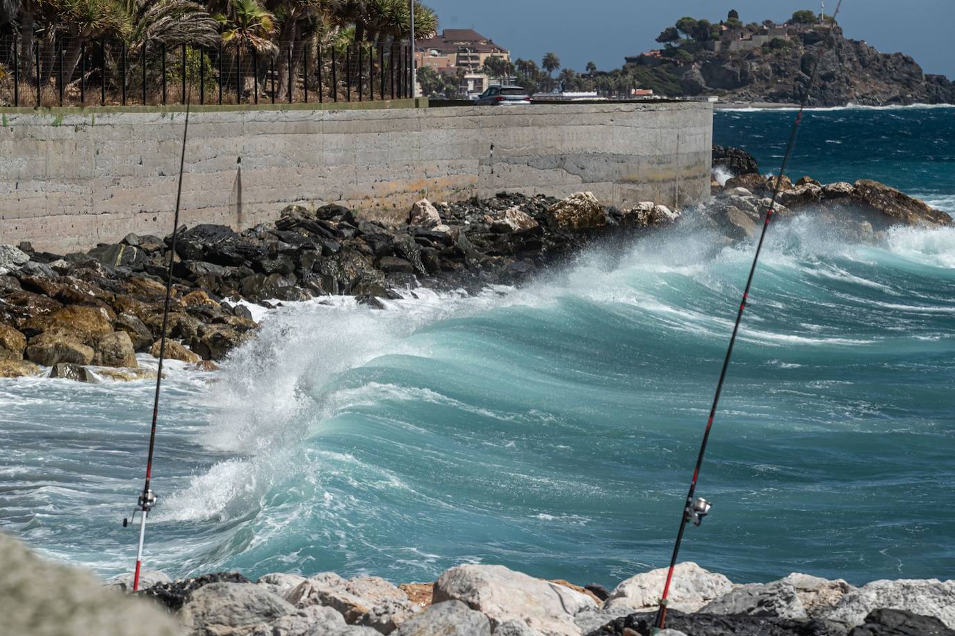 Olas y viento en las pocas playas aptas para el baño este sábado