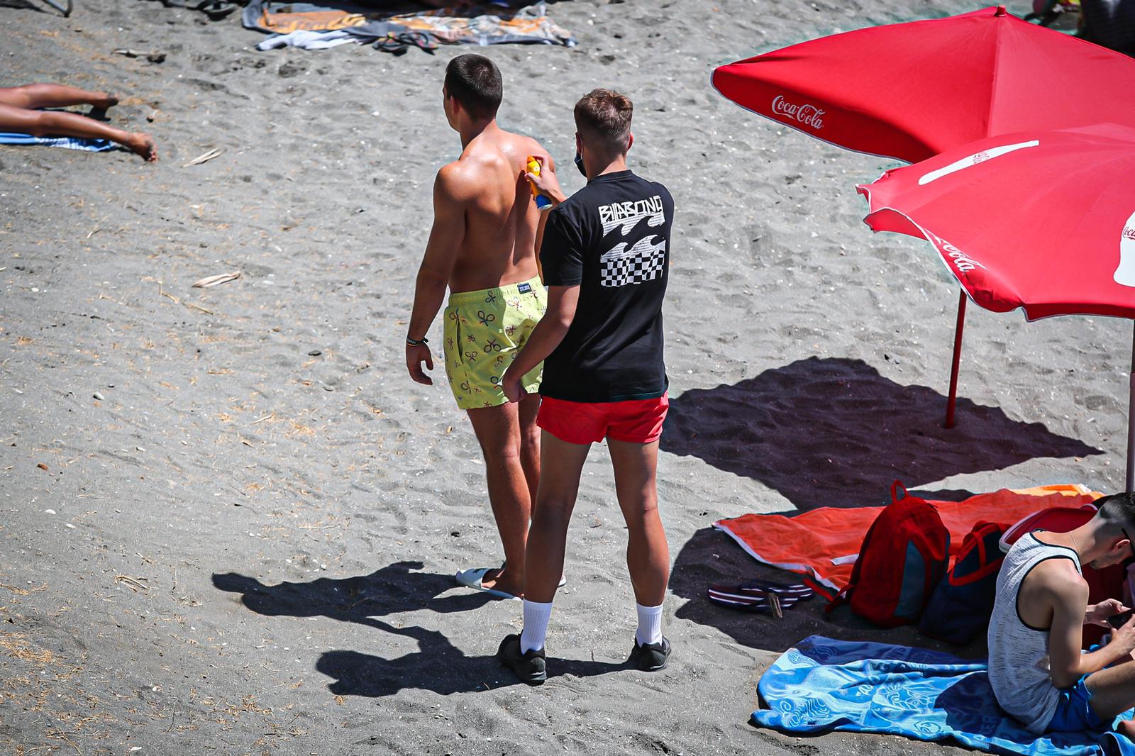 Olas y viento en las pocas playas aptas para el baño este sábado