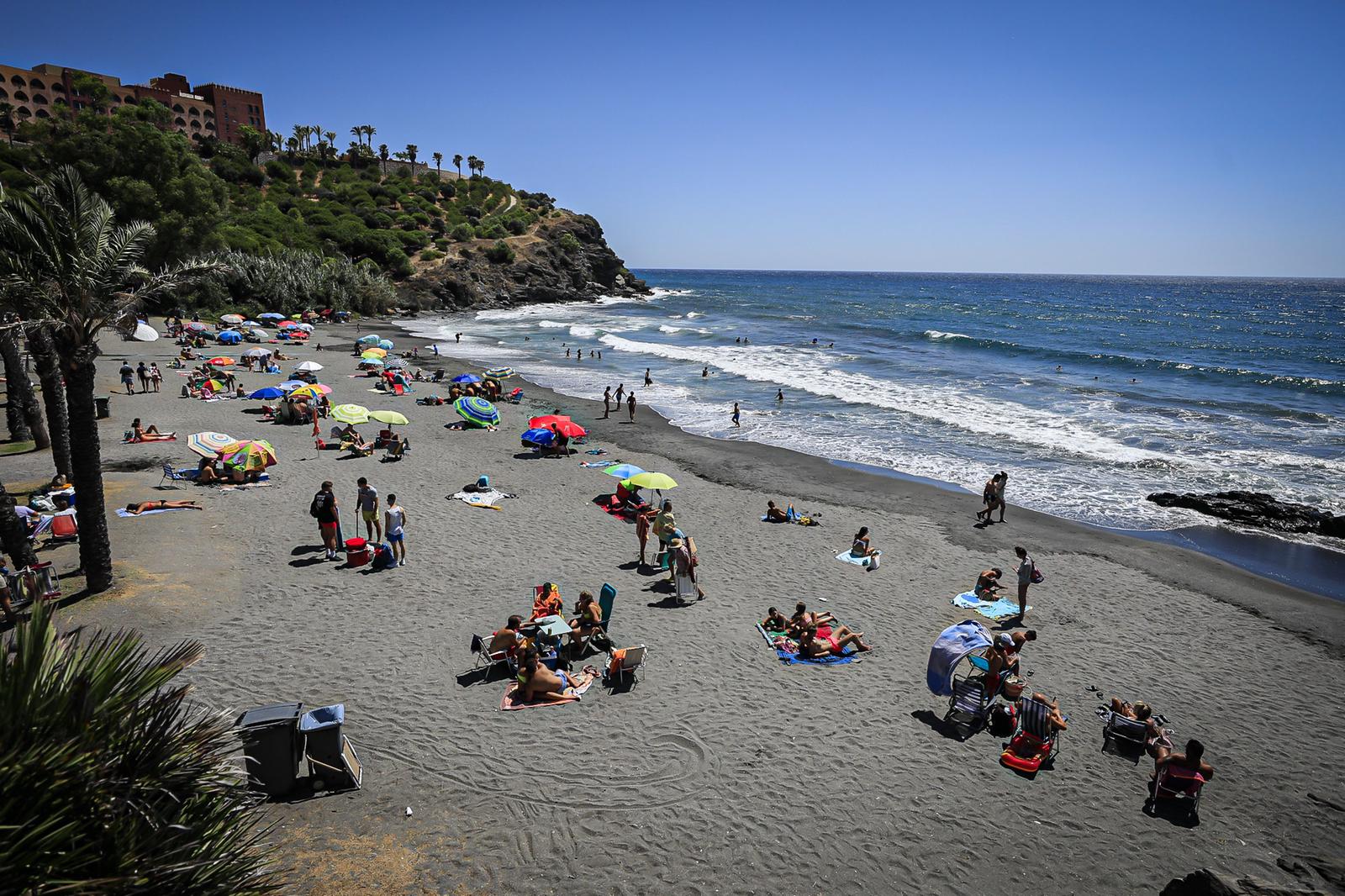 Olas y viento en las pocas playas aptas para el baño este sábado