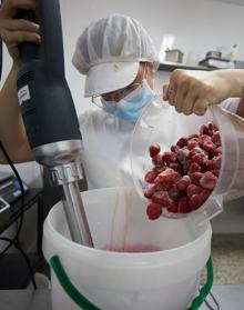 Imagen secundaria 2 - Carmen es la sonrisa de la heladería. Paula preara helado de fresa con materia prima natural.