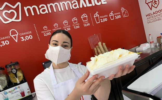 Imagen principal - Carmen es la sonrisa de la heladería. Paula preara helado de fresa con materia prima natural.