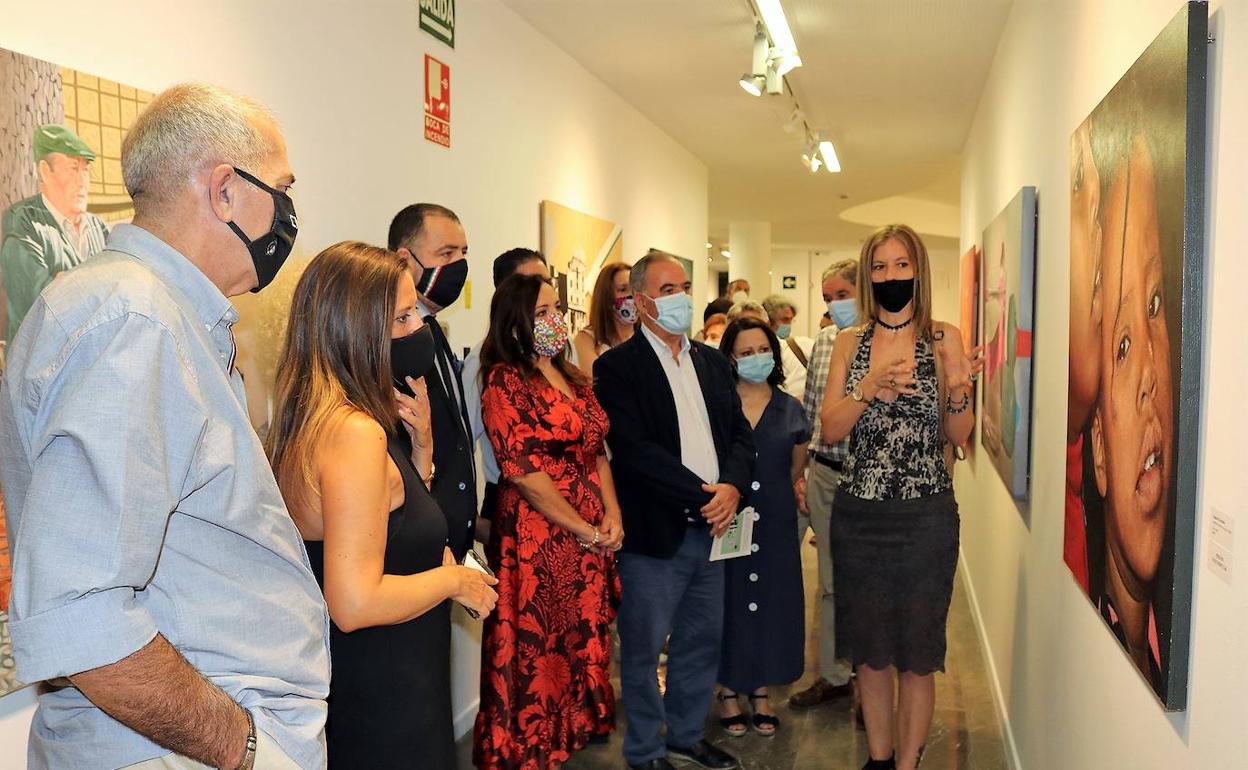 Recorrido por la exposición con los trabajos de los premios Zabaleta, entre ellos los ganadores. 