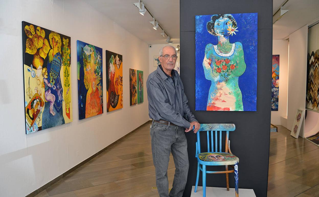 Miguel Carini posa junto a algunas de sus obras.