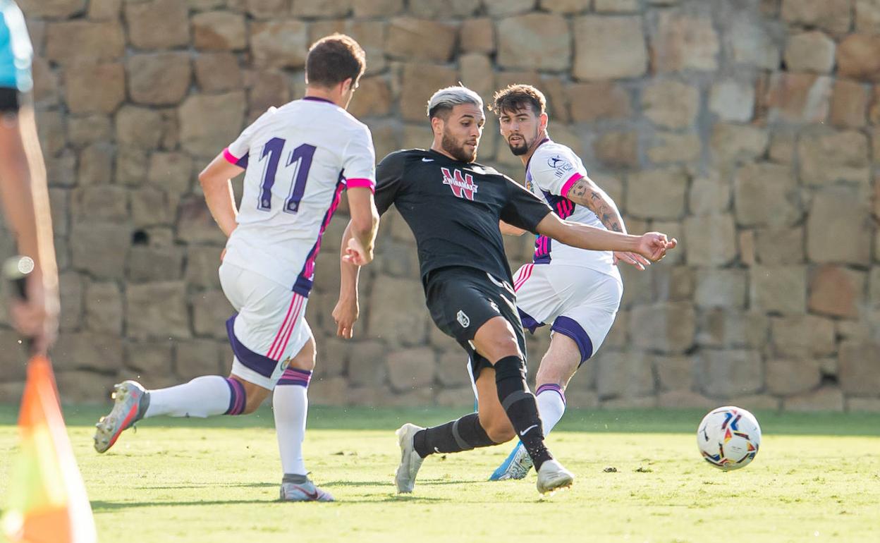 Antoñín, que hoy se reencuentra con el equipo de su vida, juega un balón entre dos rivales del Valladolid. 