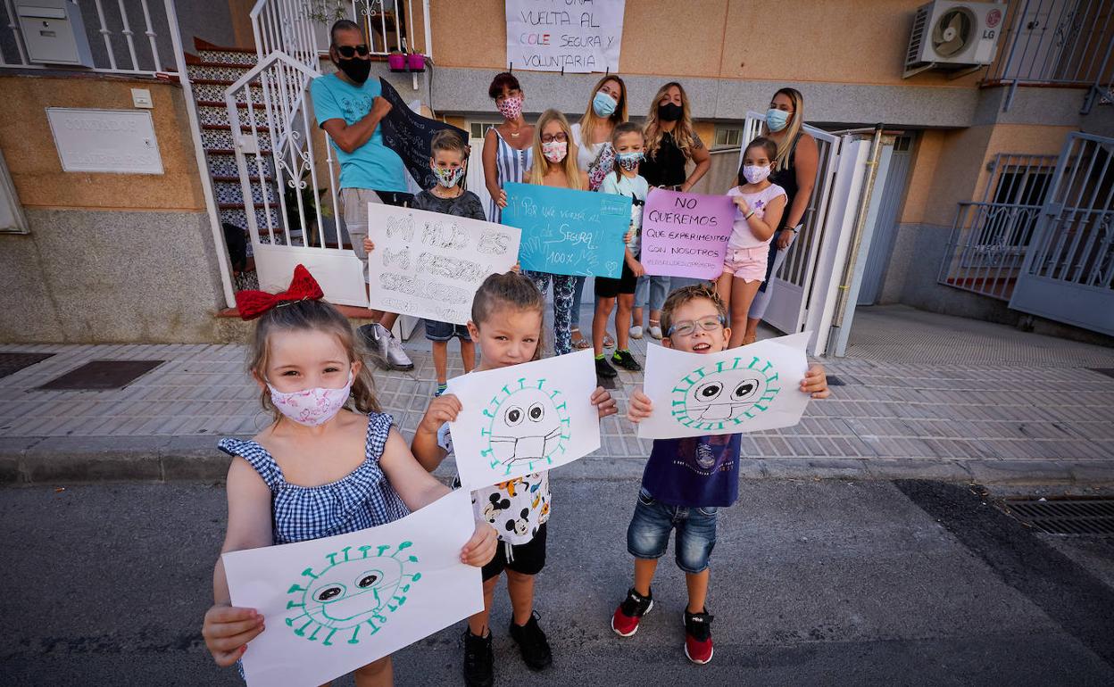 Padres de Las Gabias que no llevarán a sus hijos al colegio con estas condiciones. 