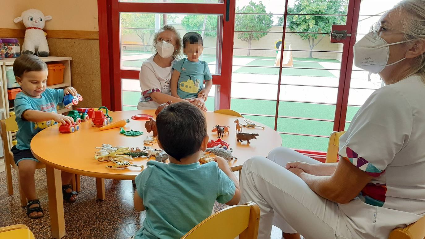 Vuelven a las aulas 4.740 menores de tres años que han comenzado este martes el curso escolar 2020/21 en las escuelas y centros de Educación Infantil de Jaén