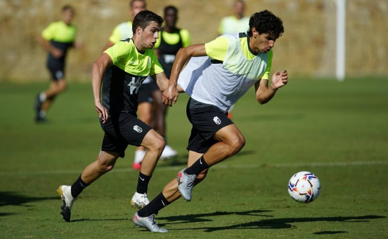Alberto Soro persigue a Vallejo durante el entrenamiento de esta mañana. 