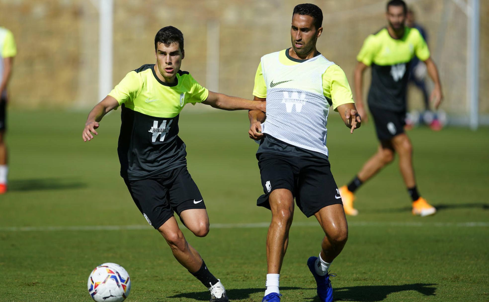 Alberto Soro realiza una presión sobre Ángel Montoro en el entrenamiento de este miércoles en Marbella. 