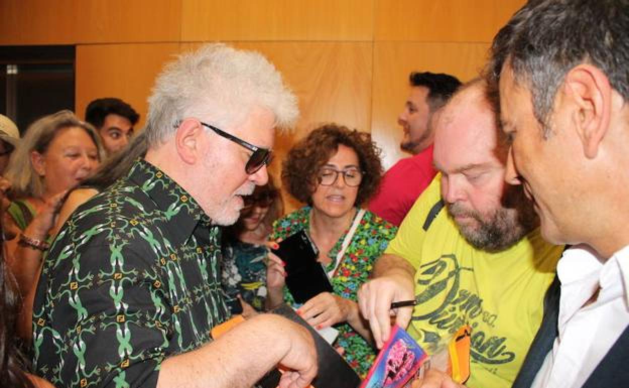 Almodóvar en su visita al Centro Andaluz de la Fotografía en Almería en 2019