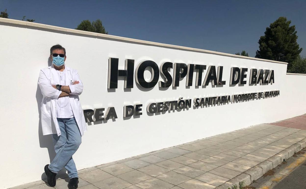 El cirujano Pedro Ruiz posa en el hospital de Baza, desde donde gestiona el área sanitaria Nordeste.