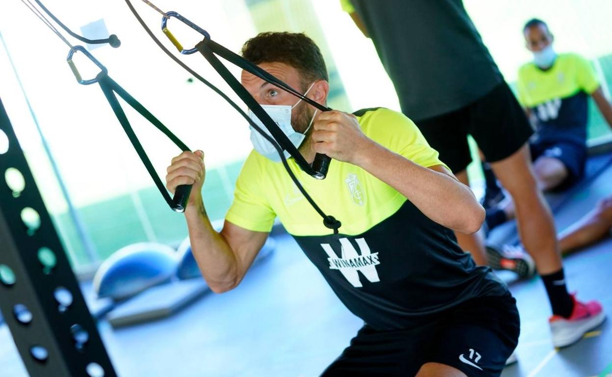 Quini trabaja en el gimnasio con unas correas de suspensión durante la última sesión de entrenamientos en el Marbella Football Center. 