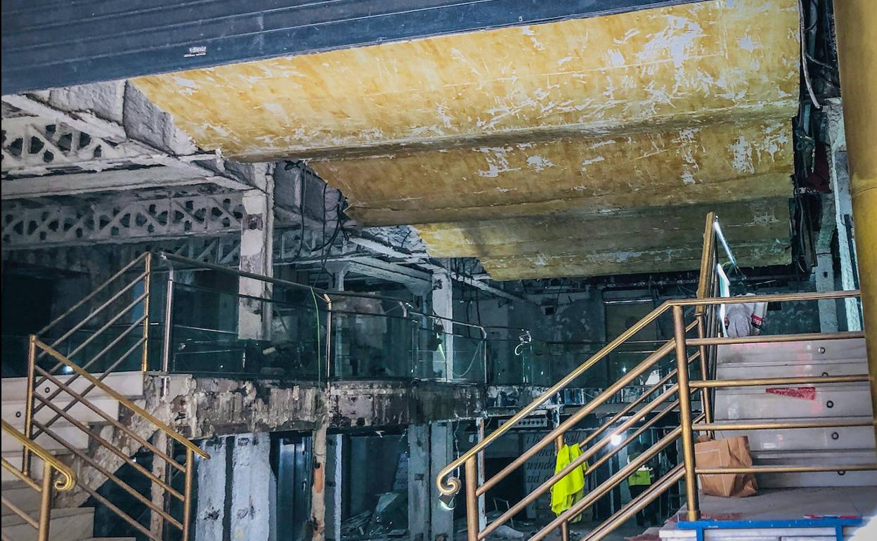 El techo de la galería, en el que estaban los lienzos de Juan Vida, durante las obras en la mañana de este martes.