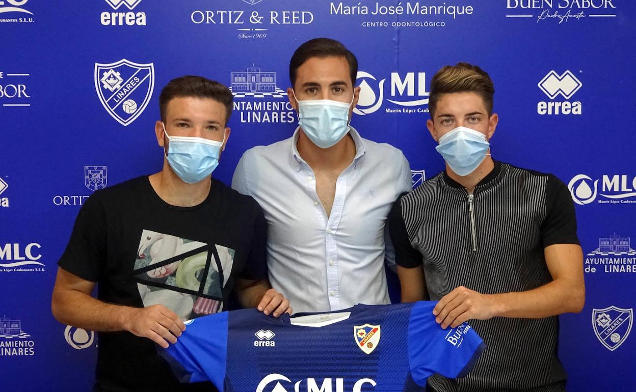 José Espinar, Miguel Linares y Mario Jiménez, protegidos con mascarillas, en la rueda de prensa de presentación. 