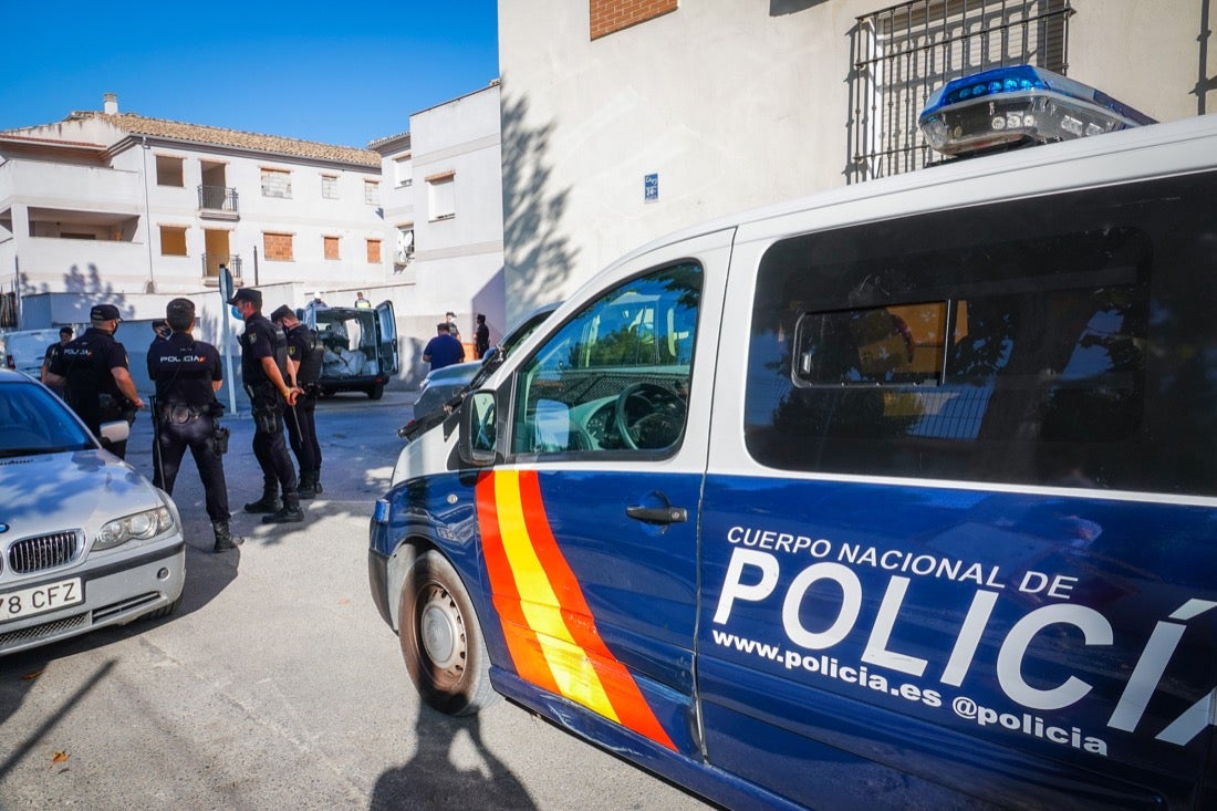 Más de veinte agentes han realizado varios registros en la zona