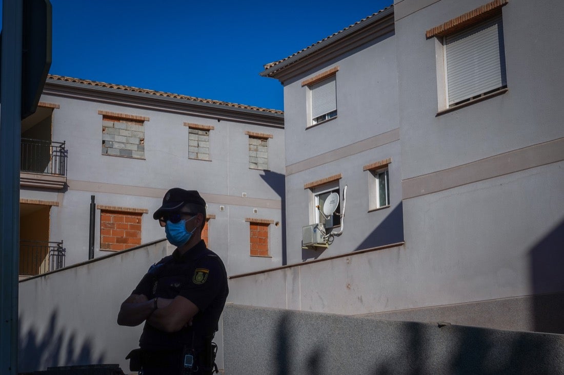 Más de veinte agentes han realizado varios registros en la zona