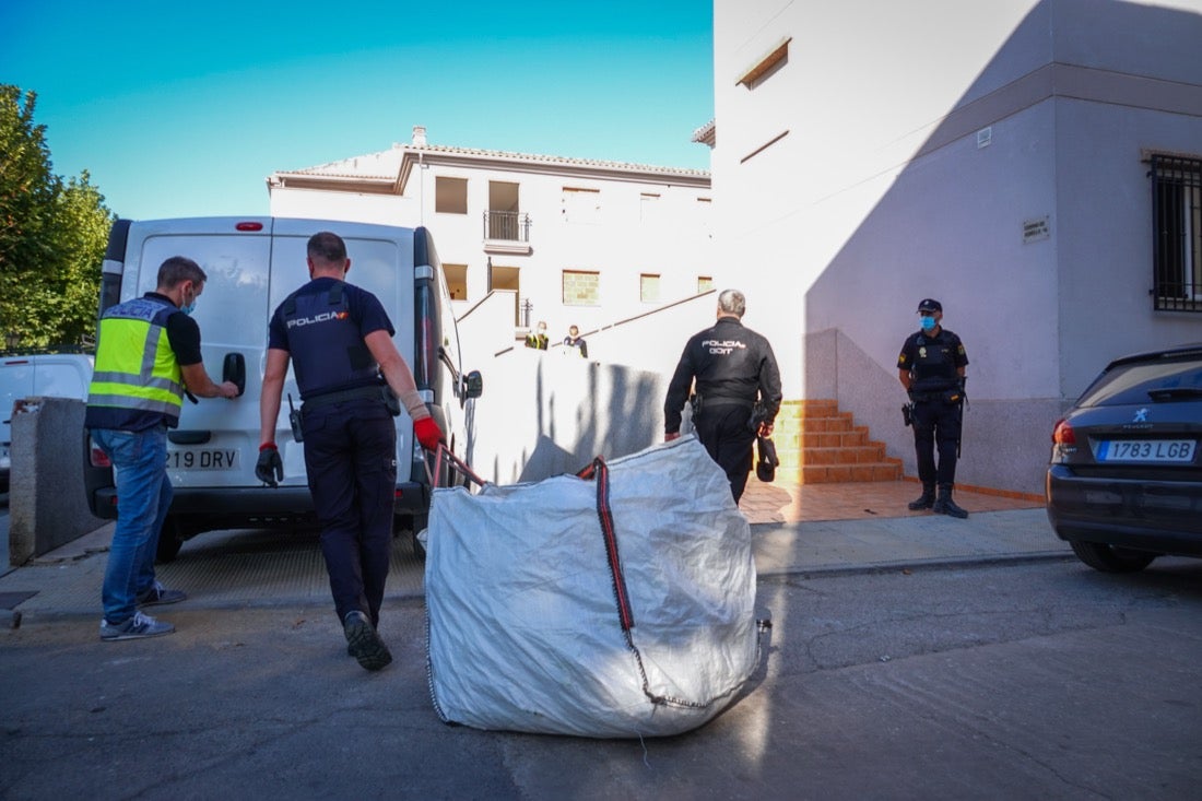 Más de veinte agentes han realizado varios registros en la zona