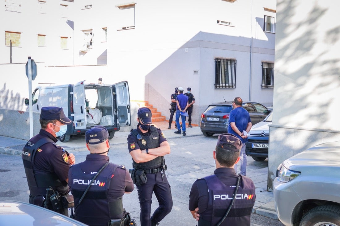 Más de veinte agentes han realizado varios registros en la zona