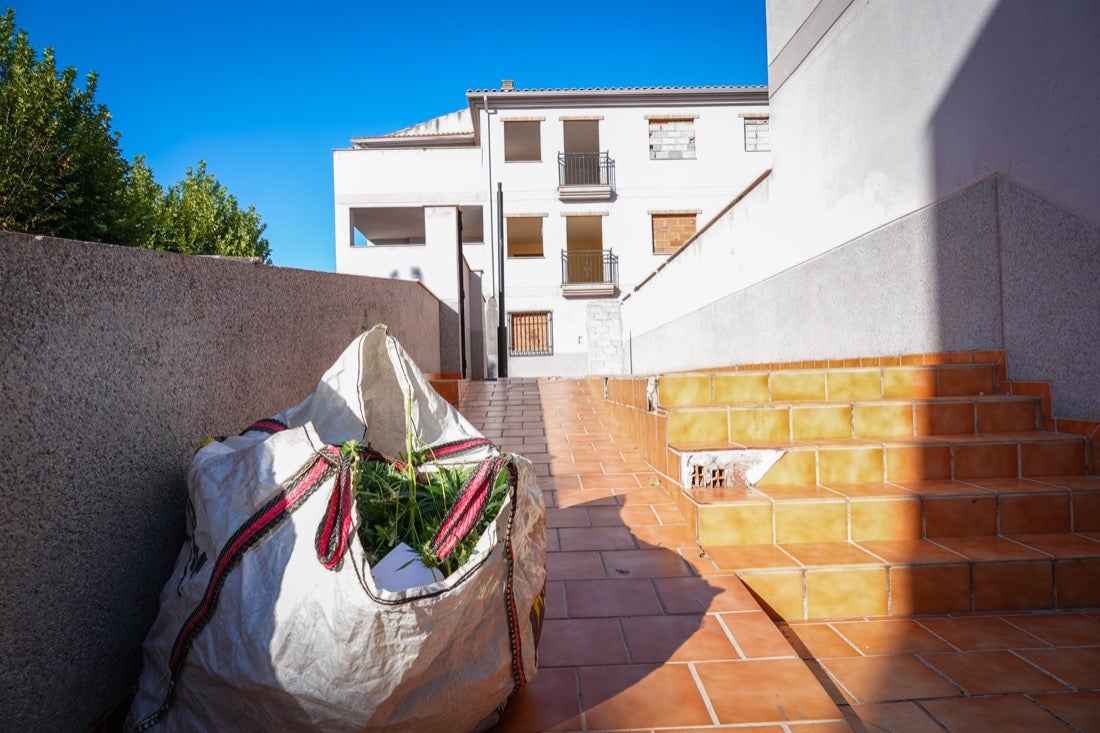 Más de veinte agentes han realizado varios registros en la zona