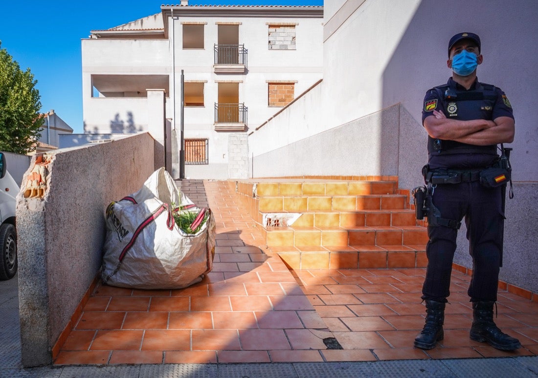 Más de veinte agentes han realizado varios registros en la zona