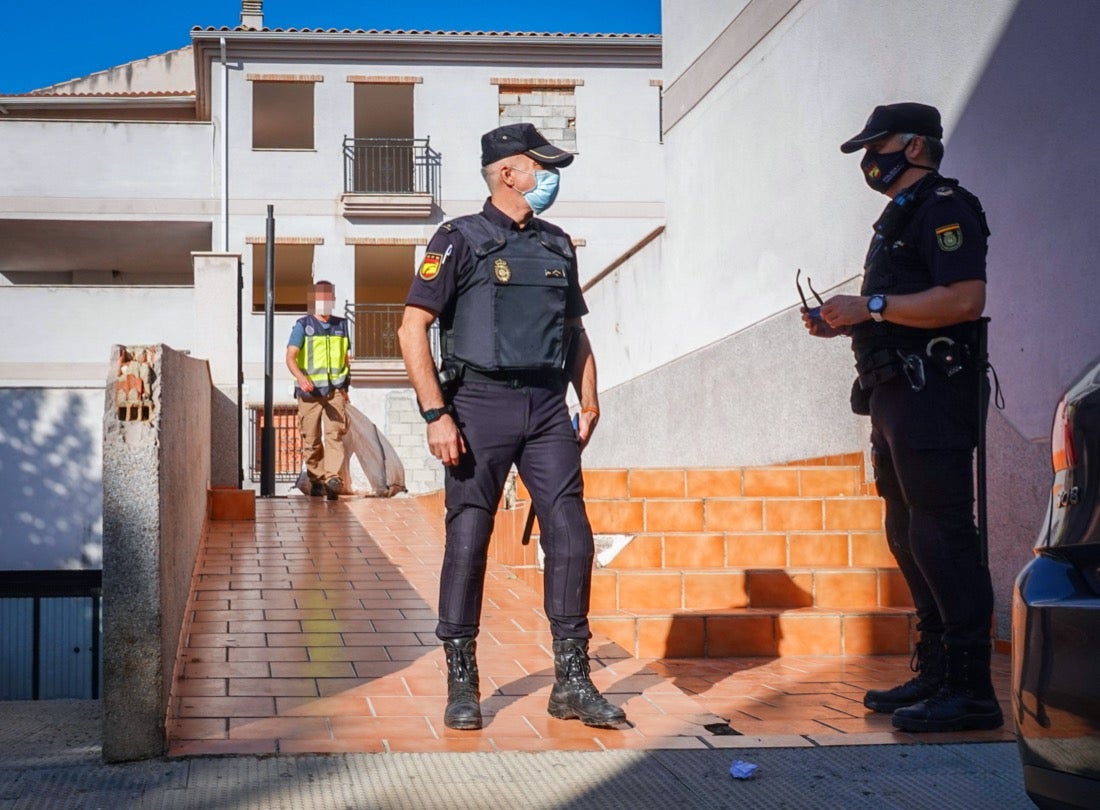 Más de veinte agentes han realizado varios registros en la zona