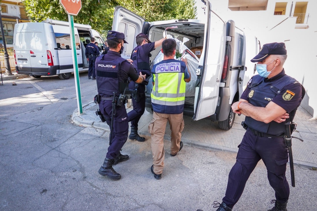 Más de veinte agentes han realizado varios registros en la zona