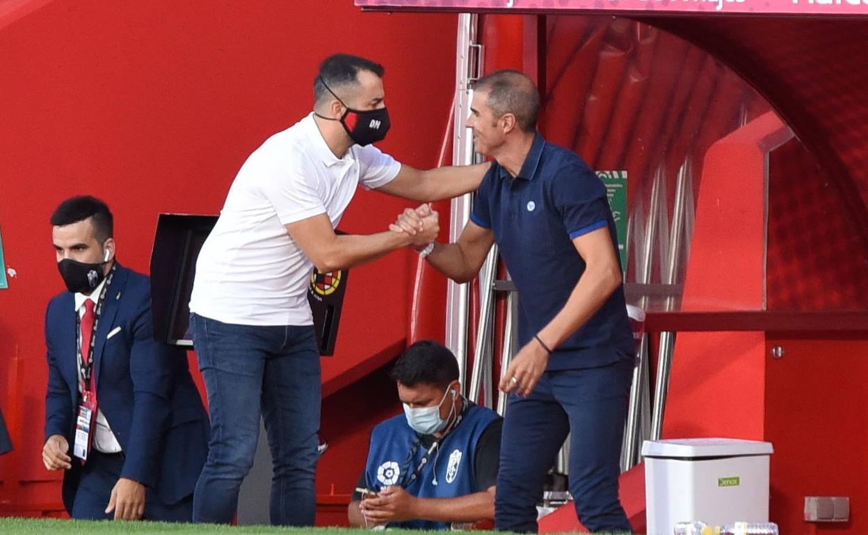 Los entrenadores de ambos equipos se saludan en el último partido de Liga. 