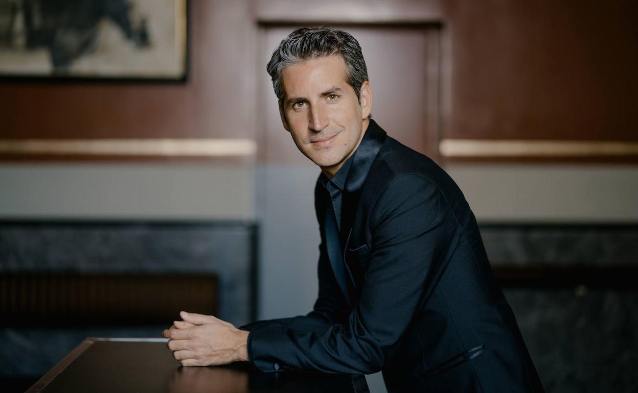 Macías será el director musical y artístico las próximas tres temporadas.