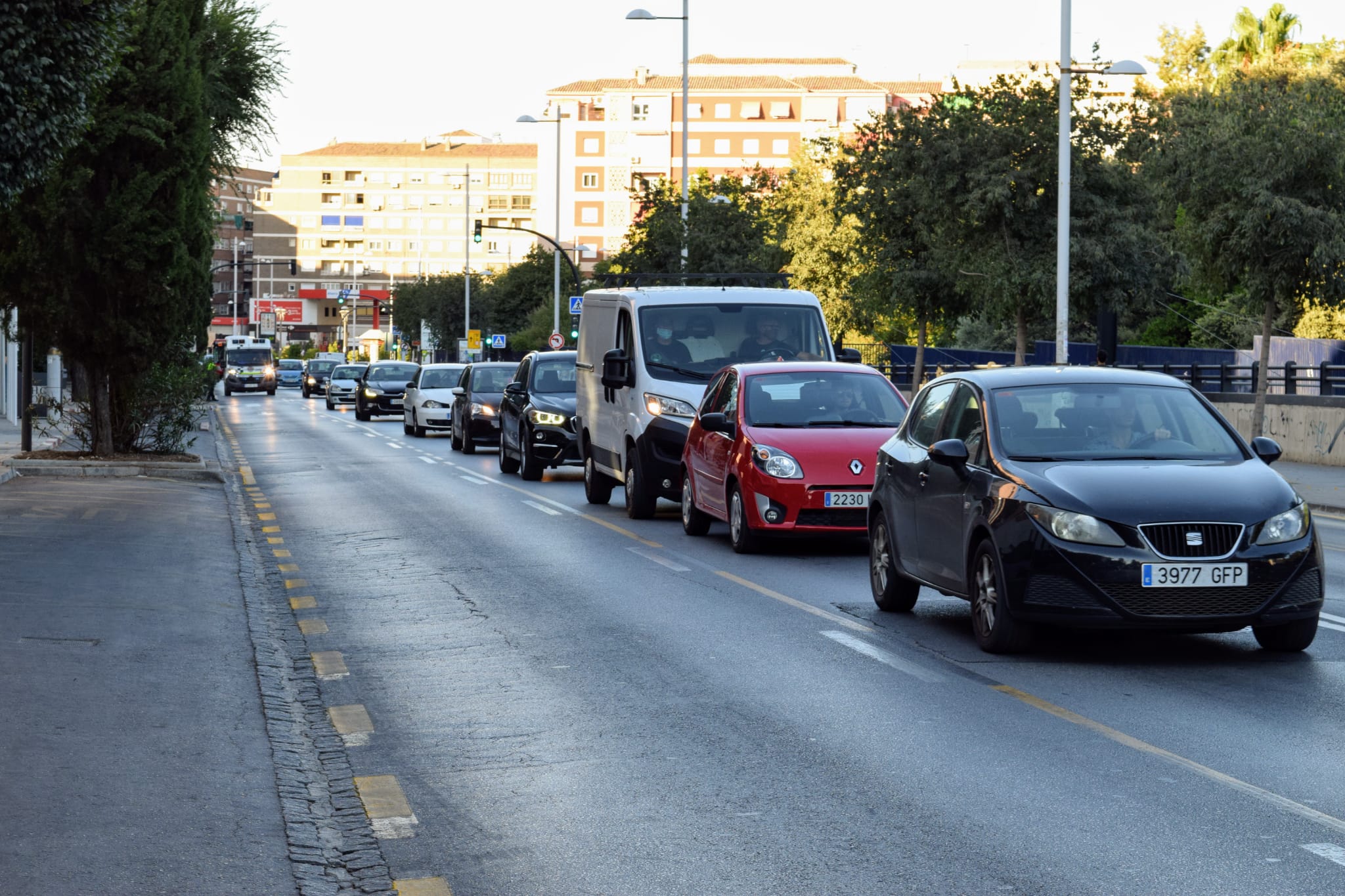 El tráfico en Granada en la mañana de la vuelta a las aulas