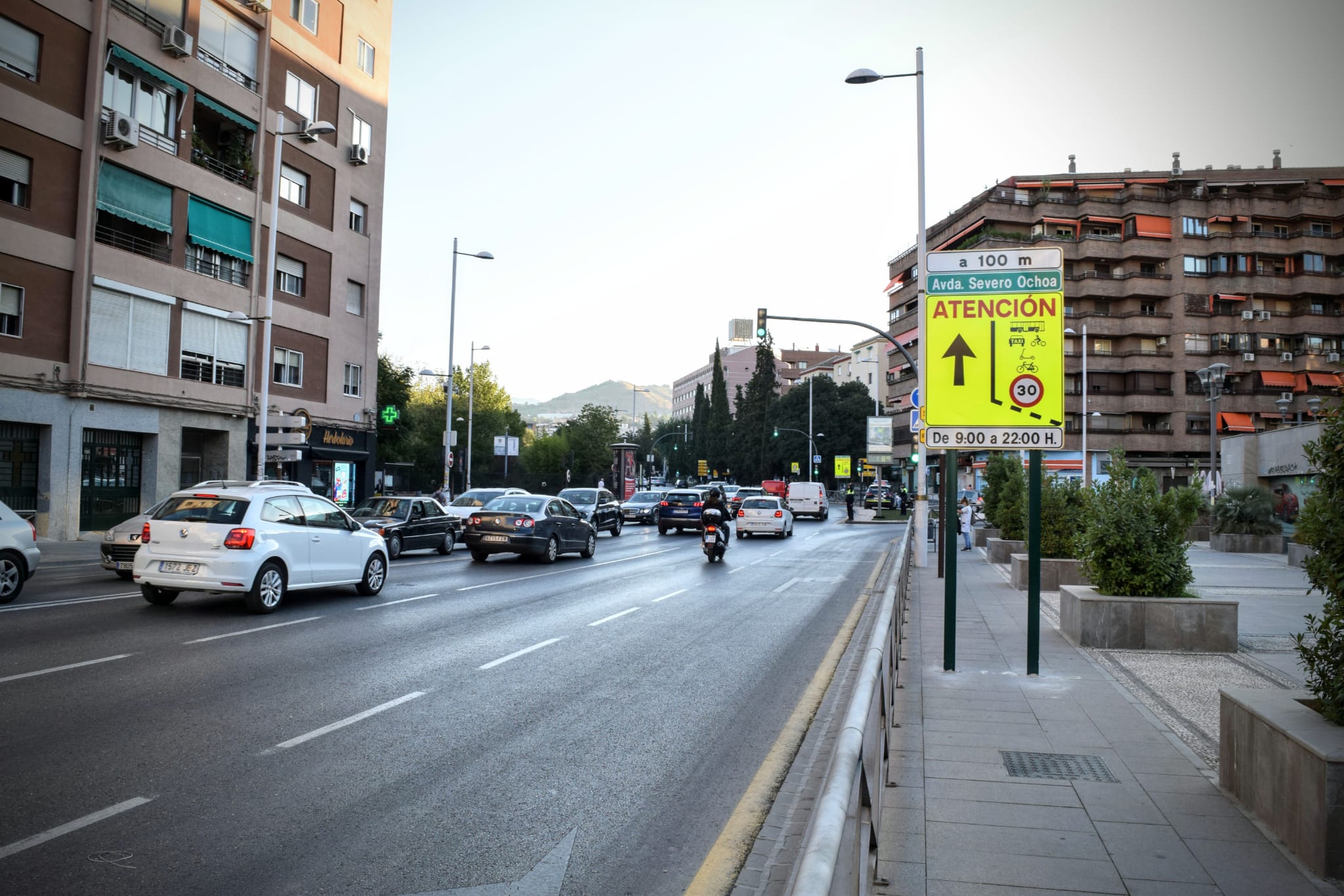 El tráfico en Granada en la mañana de la vuelta a las aulas