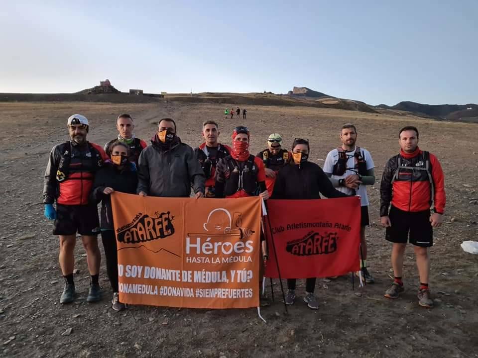 Los corremontañeros desplegaron las banderas del club y de Héroes hasta la médula, en el Mulhacén