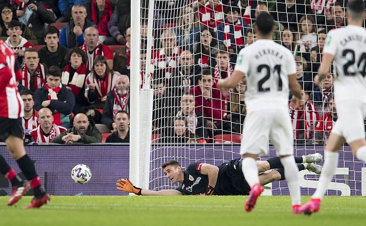 Unai Simón evitando el empate en el duelo de ida de la Copa del Rey. 