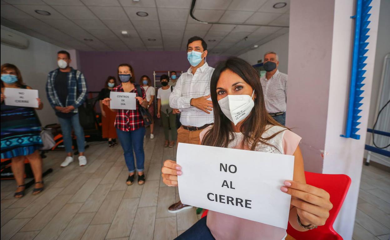 Directores y usuarios de los Centros de Día de la tercera edad protestan por el cierre