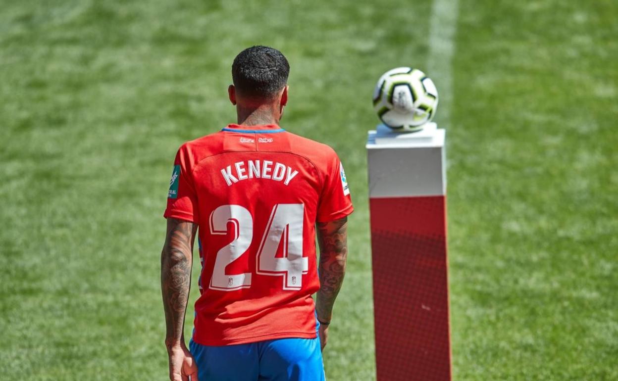 Kenedy muestra su dorsal durante su presentación como rojiblanco. 