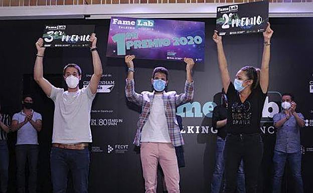 Pódium de vencedores, con Pelegrina a la derecha. 