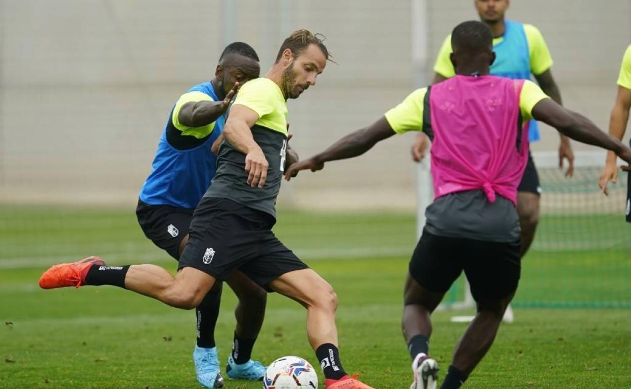 Soldado ante la presión de Neyder Lozano. 