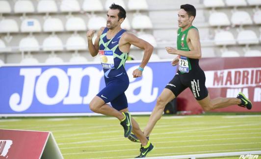 Ignacio Fontes persigue a Kevin López en la semifinal. 