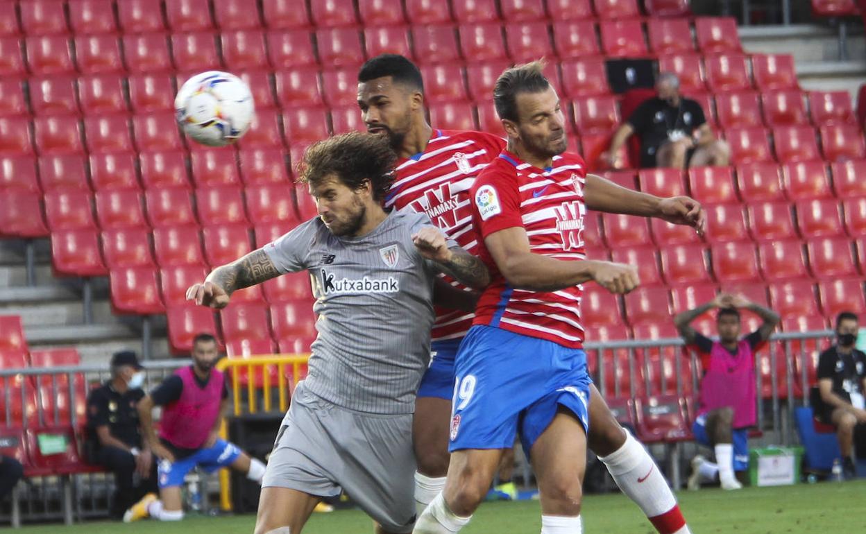 Yangel Herrera peina el esférico que acabó siendo la primera diana. 