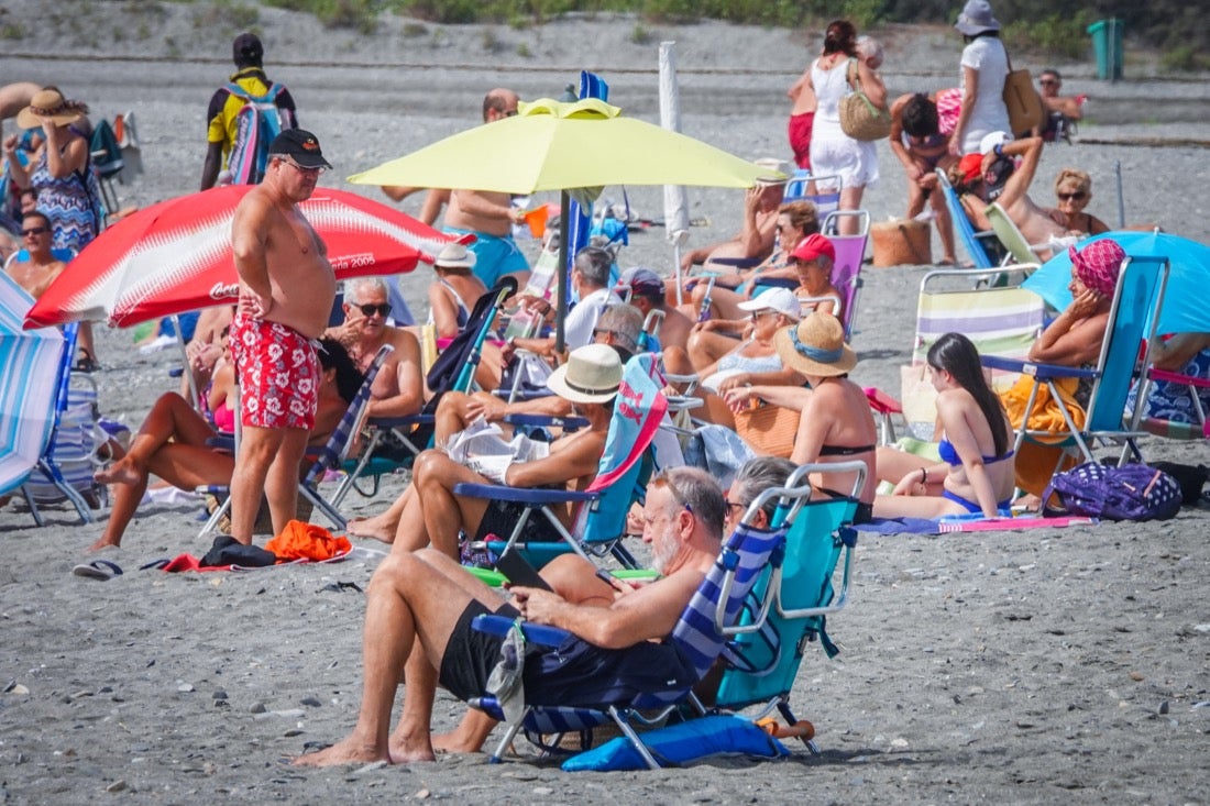Buen ambiente en las playas granadinas este domingo