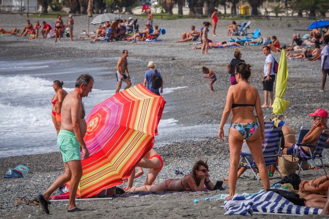 Buen ambiente en las playas granadinas este domingo