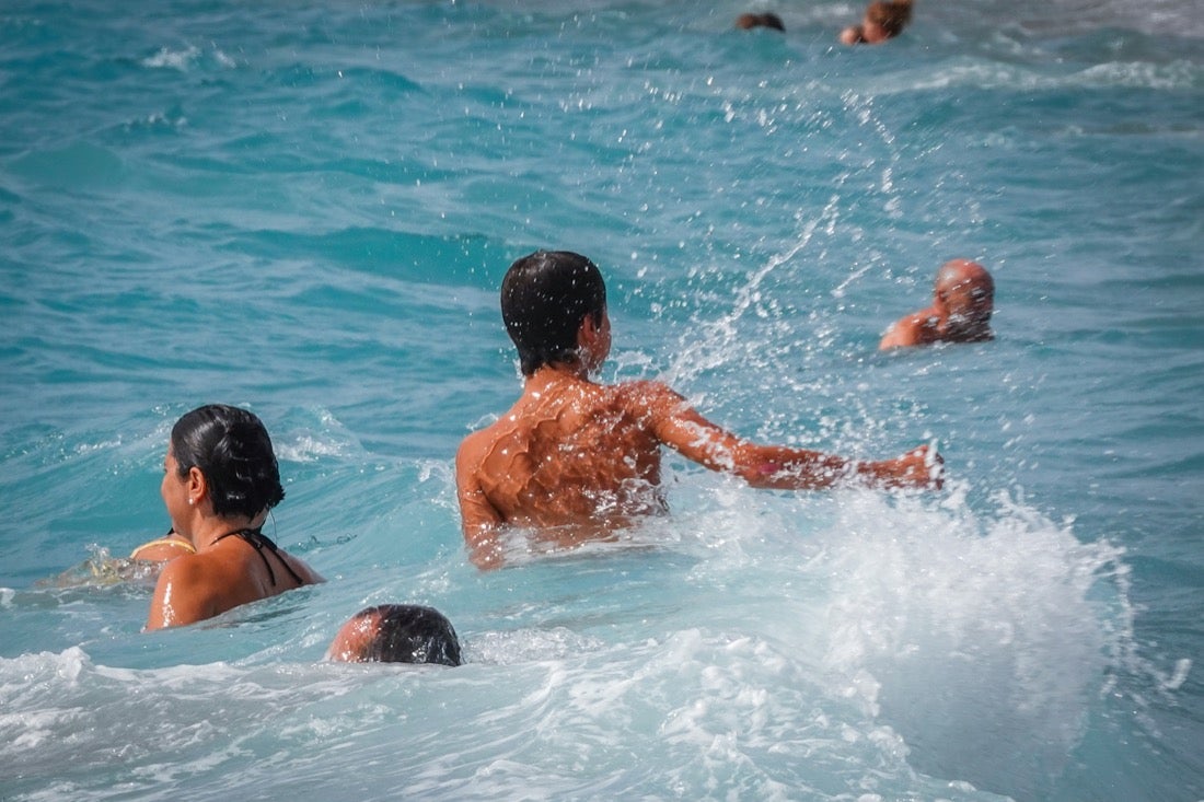 Buen ambiente en las playas granadinas este domingo