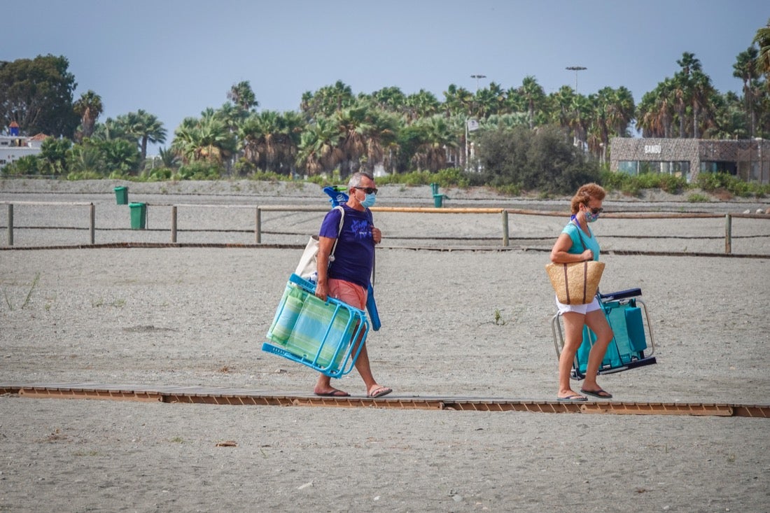 Buen ambiente en las playas granadinas este domingo