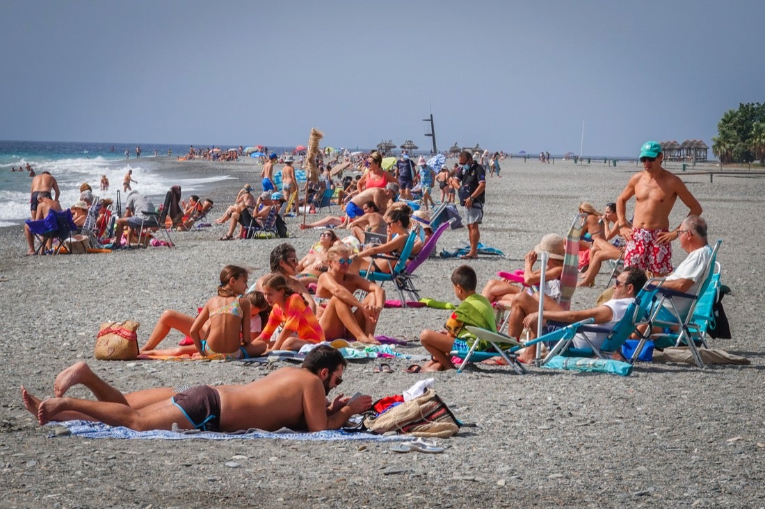 Buen ambiente en las playas granadinas este domingo