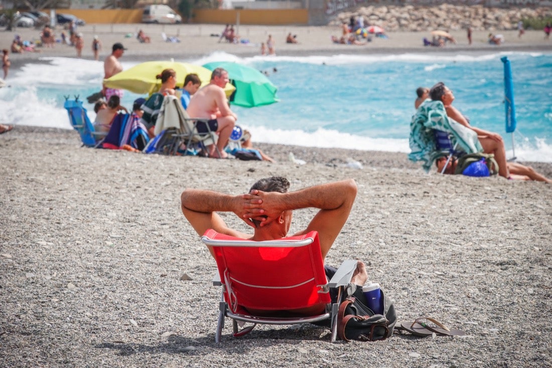 Buen ambiente en las playas granadinas este domingo