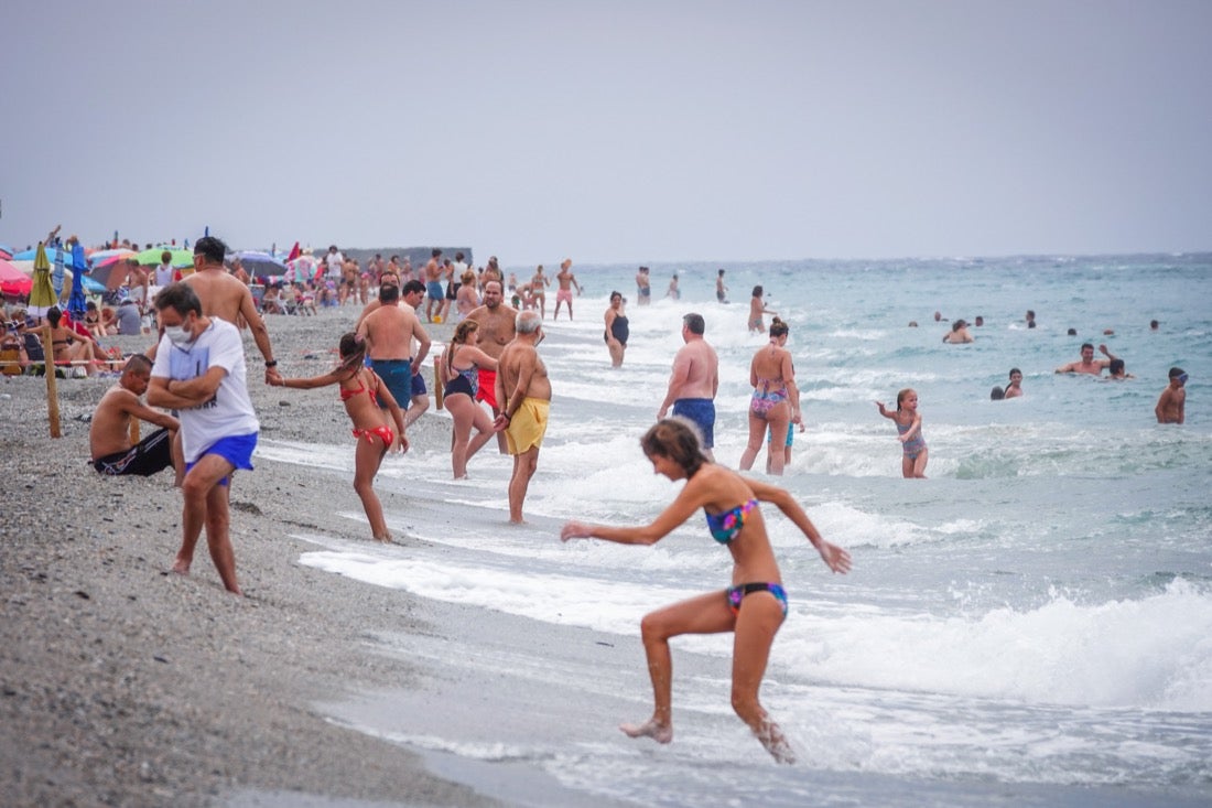 Buen ambiente en las playas granadinas este domingo
