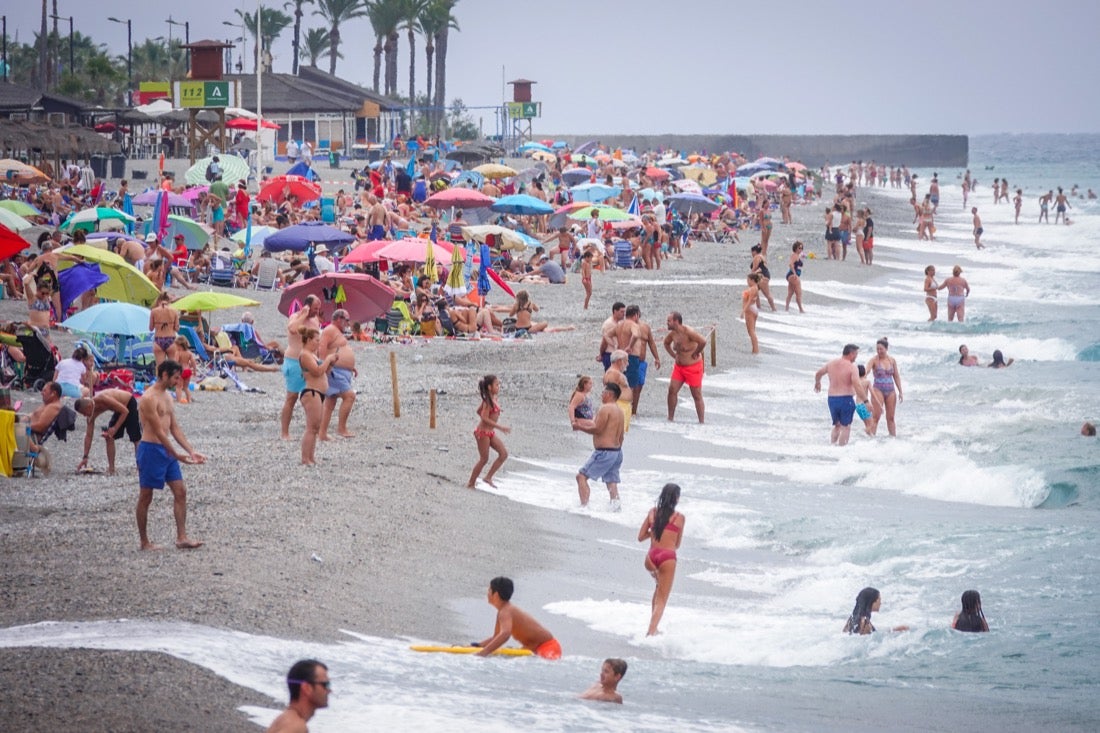 Buen ambiente en las playas granadinas este domingo