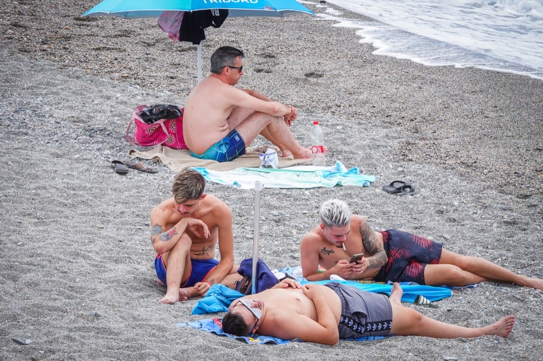 Buen ambiente en las playas granadinas este domingo