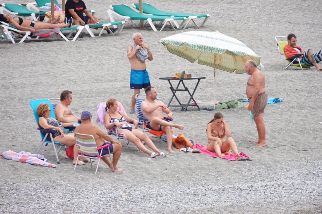 Buen ambiente en las playas granadinas este domingo